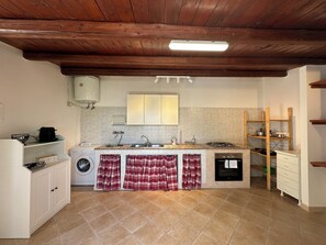 Kühlschrank, Ofen, Herdplatte, Wasserkocher mit Kaffee-/Teezubehör