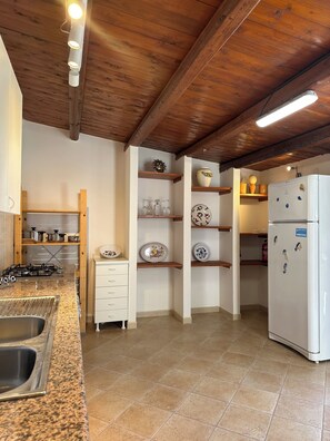 Fridge, oven, stovetop, coffee/tea maker