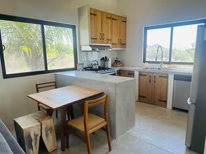 Kühlschrank, Ofen, Herdplatte, Kochgeschirr/Geschirr/Besteck