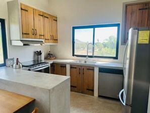 Kühlschrank, Ofen, Herdplatte, Kochgeschirr/Geschirr/Besteck