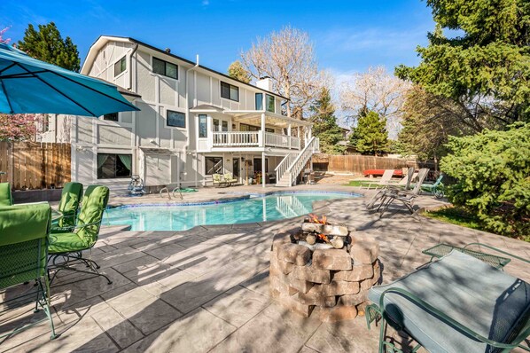 Utendørsbasseng og et oppvarmet basseng