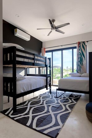 2 室のベッドルーム、セーフティボックス (室内)、WiFi (無料)、ベッドシーツ