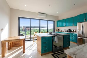 Køleskab, mikrobølgeovn, ovn, kogeplade