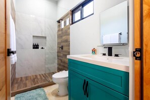 シャワー、ビデ、タオル、シャンプー