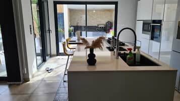 Micro-ondes, four, plaque de cuisson, lave-vaisselle