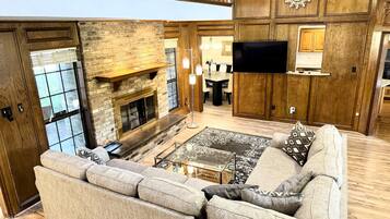 Een smart-tv en een open haard