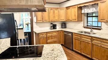 Een koelkast, een magnetron, een oven, een kookplaat