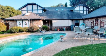 Spacious 5-bedroom villa with WiFi and AC in fantastic Plano