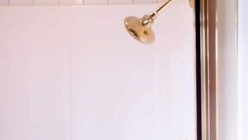 Secador de cabelo, toalhas de banho, sabonete, shampoo