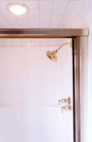 Haartrockner, Handtücher, Seife, Shampoo