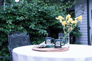 Outdoor dining - Harbor Hill Inn - Carriage House (Pepin)