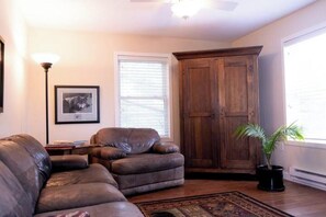Smart TV, fireplace - Harbor Hill Inn - Carriage House (Pepin)