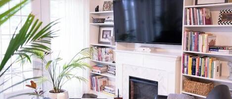 Smart-tv en een open haard