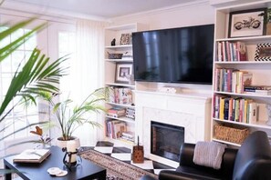 Smart TV, fireplace - Harbor Hill Inn Cottage - River Walk Suite (Pepin)