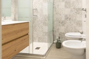 Dusche, Haartrockner, Bidet, Handtücher