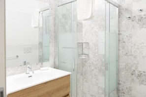 Douche, sèche-cheveux, bidet, serviettes fournies