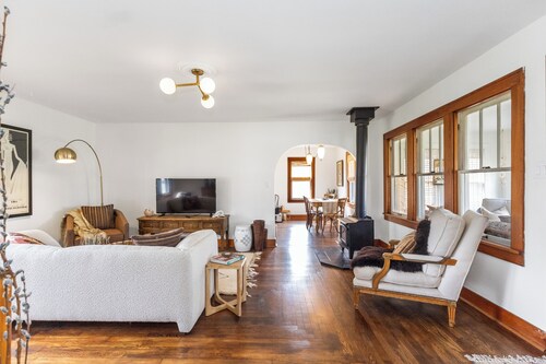 Villa Verde -Eclectic Cottage with WiFi and AC in Three Oaks