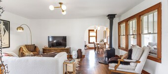 Villa Verde -Eclectic Cottage with WiFi and AC in Three Oaks