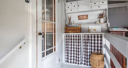 Villa Verde -Eclectic Cottage with WiFi and AC in Three Oaks