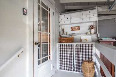 Villa Verde -Eclectic Cottage with WiFi and AC in Three Oaks