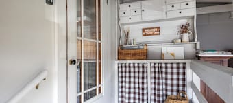 Villa Verde -Eclectic Cottage with WiFi and AC in Three Oaks