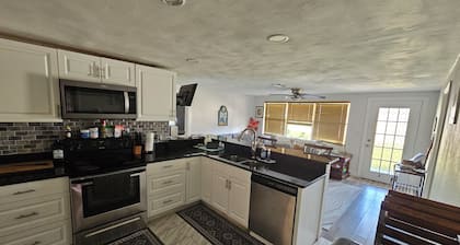 4-bedroom house in charming Englewood with WiFi, AC. Relax and unwind