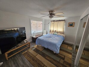 4 bedrooms, WiFi, bed sheets - 4-bedroom house in charming Englewood with WiFi, AC. Relax and unwind (Englewood)