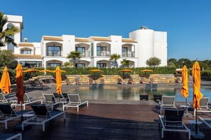 حمام سباحة