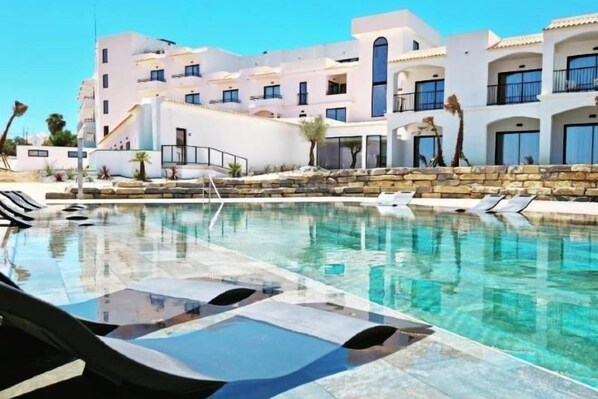 حمام سباحة خارجي