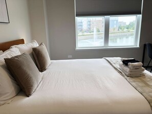 4 bedrooms, iron/ironing board, travel cot, WiFi - 4BR Home – Well-Furnished, Garage Included (Warrenville)