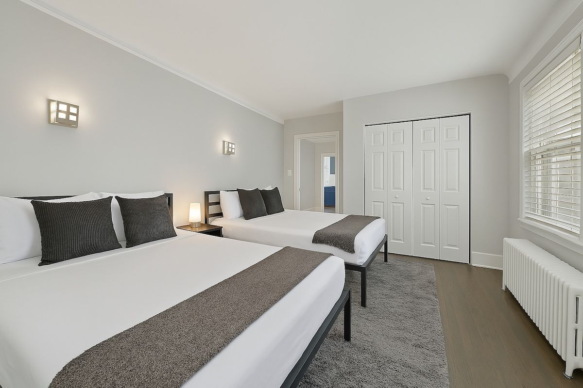 2 habitaciones, tabla de planchar con plancha, wifi y ropa de cama 