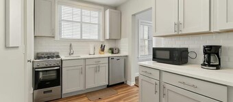 Spacious 2BR Close to it All - Chic Apt in Skokie