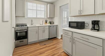 Spacious 2BR Close to it All - Chic Apt in Skokie