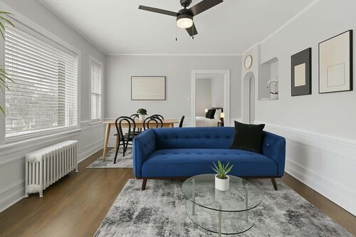 Spacious 2BR Close to it All - Chic Apt in Skokie