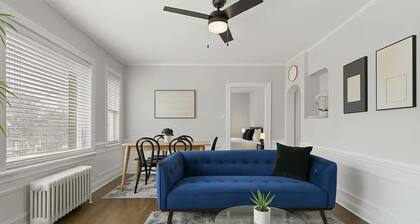 Spacious 2BR Close to it All - Chic Apt in Skokie