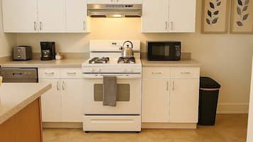 Fridge, oven, stovetop, dishwasher