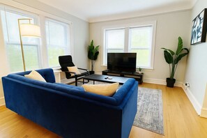 TV, offices - 1-Bedroom Pad | Cozy + All-Set (Skokie)