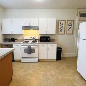 Fridge, microwave, oven, stovetop - 1-Bedroom Pad | Cozy + All-Set (Skokie)