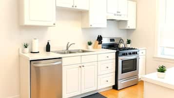 Réfrigérateur, un four, surface de cuisson, lave-vaisselle