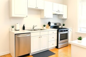 Een koelkast, een oven, een kookplaat, een vaatwasser