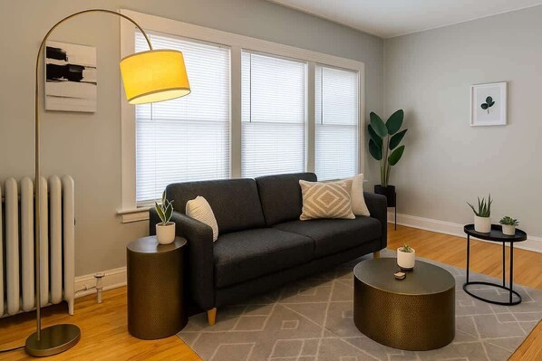 Una televisión, una oficina