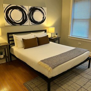 1 slaapkamer, een strijkplank/strijkijzer, reisbedje, wifi