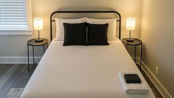 1 sovrum, skrivbord, strykjÀrn/strykbrÀda och resesÀng