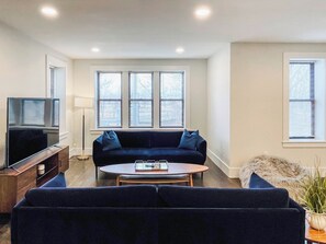 Smart TV - Spacious 6 bed, Close to City, Roof deck! (Boston)