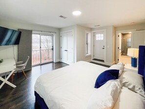 5 bedrooms, desk, iron/ironing board, travel cot - Spacious 6 bed, Close to City, Roof deck! (Boston)