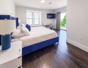 5 bedrooms, desk, iron/ironing board, travel cot