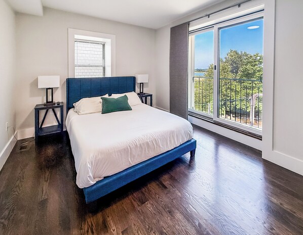 5 habitaciones, escritorio y tabla de planchar con plancha 