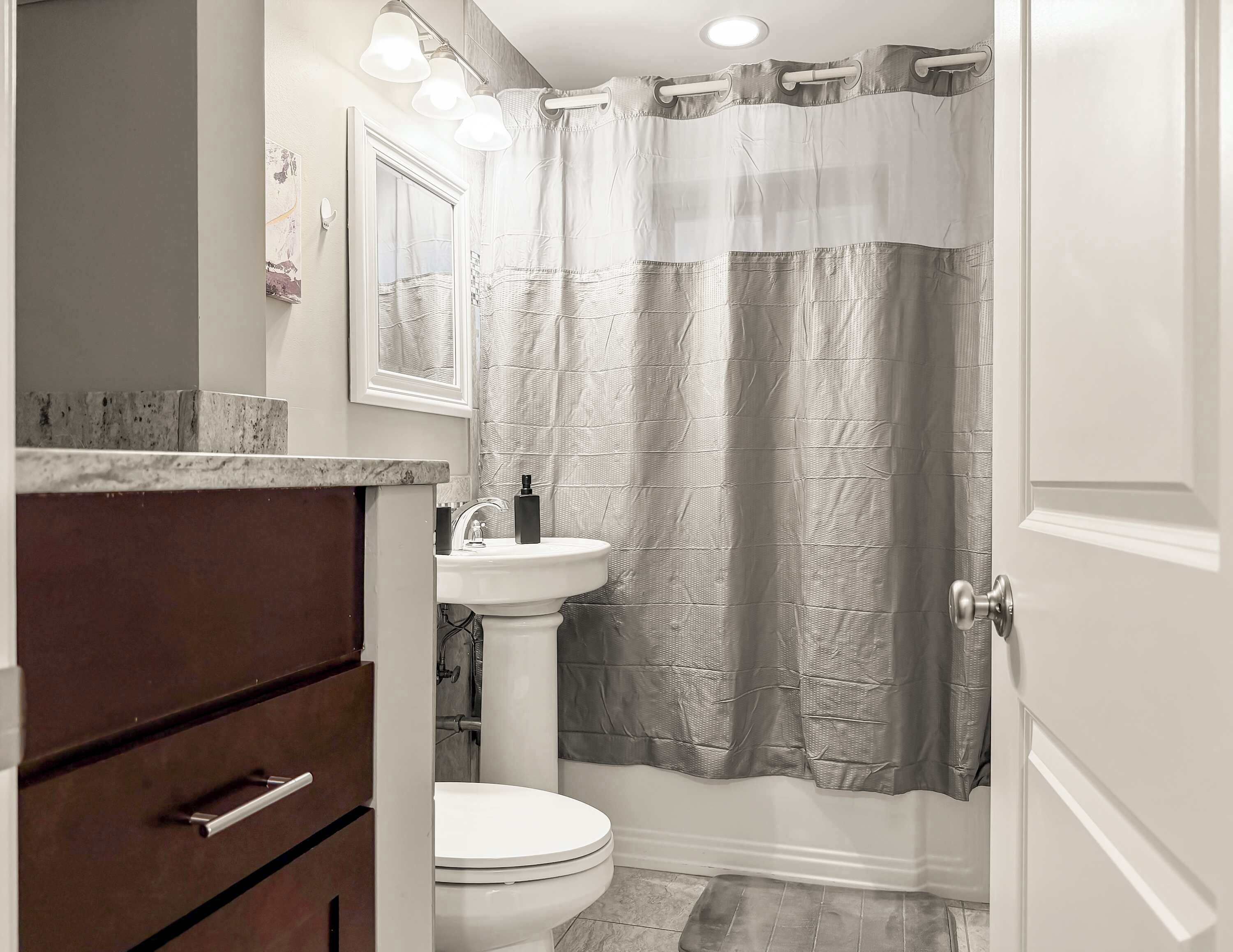 Een douche, een haardroger, handdoeken