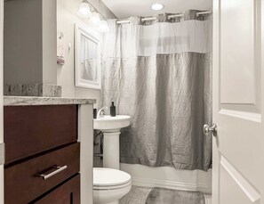 Ducha, secador de pelo, toallas