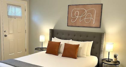 Sunny 1BR Apartment in the Surburbs